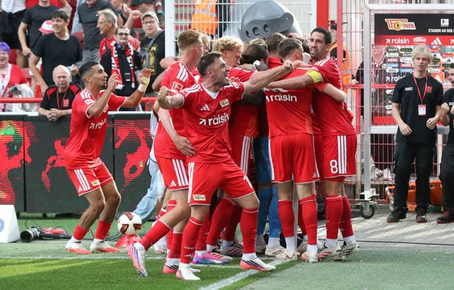 Tim Skarke jubelt nach Tor zum 3:3 Ausgleich mit Teamkollegen Freude Emotion Jubel Fußball Fussball Bundesliga Herren DFL 1. Spieltag Saison 2026 2027 29.08.2026 1.FC Union Berlin FCU vs SG Eintracht Frankfurt SGE DFL regulations prohibit any use of photographs as image sequences and or quasi-video. *** Tim Skarke celebrates with teammates after scoring the 3-3 equalizer: Joy, Emotion, Celebration, Sports, Soccer, Bundesliga, Men s, DFL, Matchday 1, 2026-2027 Season, August 29, 2026, 1. FC Union Berlin (FCU) vs. SG Eintracht Frankfurt (SGE), DFL regulations prohibit any use of photographs as image sequences and or quasi-video