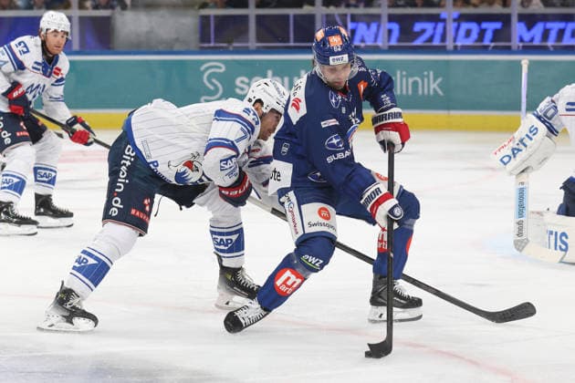 29.08.2026 Zuerich, SCHWEIZ, Swiss Life Arena Eishockey Saison 2026 2027 Freundschaftsspiel ZSC Lions - Adler Mannheim John Gilmour (li,Adler) gegen Denis Malgin (ZSC Lions) *** August 29, 2026, Zurich, SWITZERLAND, Swiss Life Arena, 2026–2027 Ice Hockey Season, Exhibition Game: ZSC Lions vs. Adler Mannheim, John Gilmour (Adler) vs. Denis Malgin (ZSC Lions) 