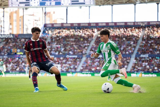 ESP LaLiga EA Sports UD Levante vs. Real Betis: Nacho Perez of Levante and Fran Garcia of Real Betis during the LaLiga EA Sports match between UD Levante and Real Betis, played at Ciudad de Valencia Stadium in Valencia on August 29, 2026, in Valencia, Spain. Soccer Copyright: xAgenciaxLOFx