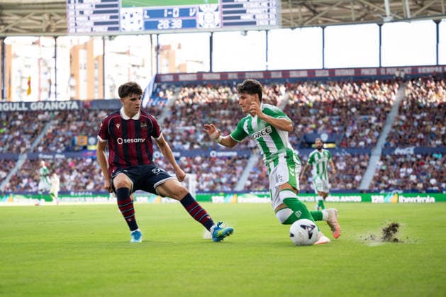 ESP LaLiga EA Sports UD Levante vs. Real Betis: Nacho Perez of Levante and Fran Garcia of Real Betis during the LaLiga EA Sports match between UD Levante and Real Betis, played at Ciudad de Valencia Stadium in Valencia on August 29, 2026, in Valencia, Spain. Soccer Copyright: xAgenciaxLOFx