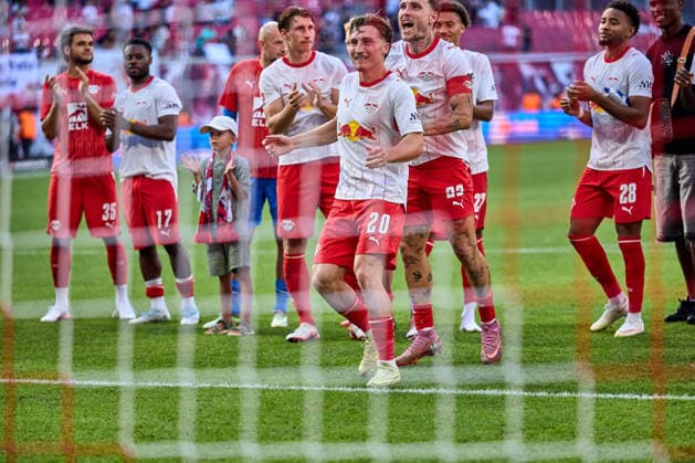 29.08.2026, Fußball, Männer, Bundesliga, 2026 2027, RB Leipzig - Borussia Mönchengladbach Rocco Reitz (20, RB Leipzig) ziert sich noch etwas, mag sich nicht feiern lassen Leipzig Red Bull Arena Sachsen Deutschland *** August 29, 2026, Soccer, Men, Bundesliga, 2026–2027, RB Leipzig vs. Borussia Mönchengladbach, Rocco Reitz, 20; RB Leipzig is still holding back a bit, not ready to celebrate just yet. Leipzig, Red Bull Arena, Saxony, Germany