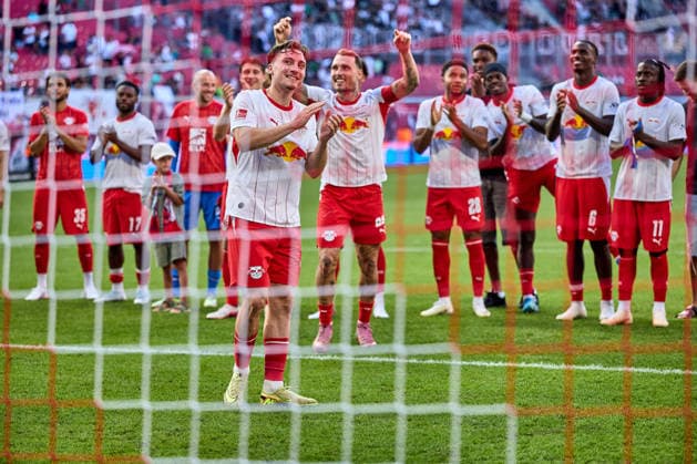 29.08.2026, Fußball, Männer, Bundesliga, 2026 2027, RB Leipzig - Borussia Mönchengladbach Rocco Reitz (20, RB Leipzig), lässt sich von den Fans feiern, noch etwas verhalten Leipzig Red Bull Arena Sachsen Deutschland *** August 29, 2026, Soccer, Men s, Bundesliga, 2026–2027, RB Leipzig vs. Borussia Mönchengladbach, Rocco Reitz, 20, RB Leipzig, is celebrated by the fans, though they remain somewhat reserved; Leipzig, Red Bull Arena, Saxony, Germany