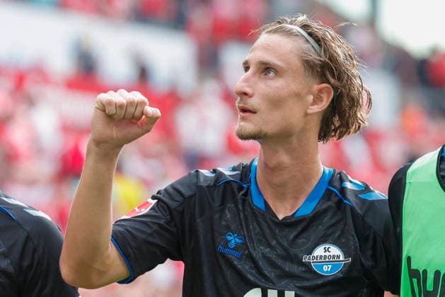Im Bild: Jonah Sticker (SC Paderborn 07, 3) jubelt nach dem Spiel seinen Fans zu. 29.08.2026, FSV Mainz 05 - SC Paderborn 07, 1. Bundesliga, 1. Spieltag, Deutschland, Mainz, MEWA Arena, DFL REGULATIONS PROHIBIT ANY USE OF PHOTOGRAPHS AS IMAGE SEQUENCES AND OR QUASI-VIDEO. *** Pictured: Jonah Sticker of SC Paderborn 07, 3, celebrates with his fans after the game on August 29, 2026, FSV Mainz 05 vs. SC Paderborn 07, Bundesliga Matchday 1, Germany, Mainz, MEWA Arena. DFL REGULATIONS PROHIBIT ANY USE OF PHOTOGRAPHS AS IMAGE SEQUENCES AND OR QUASI-VIDEO Copyright: HMBxMedia xJulienxBecker
