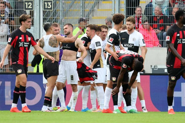 29.08.2026, xrekx, Fussball 1.Bundesliga, SV Elversberg - Bayer 04 Leverkusen v.l. SV Elversberg Mannschaft, Spieler, jubeln nach Spielende, Team, Player, celebrate at the end of the match (DFL DFB REGULATIONS PROHIBIT ANY USE OF PHOTOGRAPHS as IMAGE SEQUENCES and or QUASI-VIDEO) Elversberg *** August 29, 2026, xrekx, Soccer, Bundesliga 1, SV Elversberg vs. Bayer 04 Leverkusen – SV Elversberg team, players celebrating after the game, team, players, celebrating at the end of the match DFL DFB REGULATIONS PROHIBIT ANY USE OF PHOTOGRAPHS as IMAGE SEQUENCES and or QUASI-VIDEO Elversberg