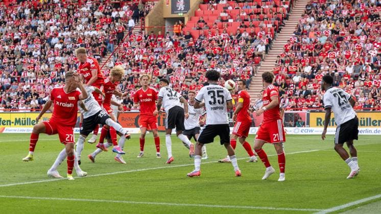 Fußball, Herren, Saison 2026 2027, 1. Bundesliga (1. Spieltag), 1. FC Union Berlin - Eintracht Frankfurt, Leopold Querfeld (4. v. l., 1. FC Union Berlin) erzielt das Tor zum 2:3, 29.08.2026, *** Soccer, Men s, 2026–2027 Season, Bundesliga 1, Matchday 1, 1. FC Union Berlin vs. Eintracht Frankfurt, Leopold Querfeld, 4th from the left, 1. FC Union Berlin scores the goal to make it 2–3, August 29, 2026, Copyright: xMatthiasxKochx