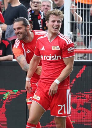 Tim Skarke (verdeckt) jubelt nach Tor zum 3:3 mit Christopher Trimmel Freude Emotion Jubel Fußball Fussball Bundesliga Herren DFL 1. Spieltag Saison 2026 2027 29.08.2026 1.FC Union Berlin FCU vs SG Eintracht Frankfurt SGE DFL regulations prohibit any use of photographs as image sequences and or quasi-video. *** Tim Skarke celebrates with his hands over his face after scoring the 3-3 goal with Christopher Trimmel; joy, emotion, celebration; sports, soccer, Bundesliga, men s, DFL, Matchday 1, 2026-2027 season, August 29, 2026; 1. FC Union Berlin (FCU) vs. SG Eintracht Frankfurt (SGE) DFL regulations prohibit any use of photographs as image sequences and or quasi-video