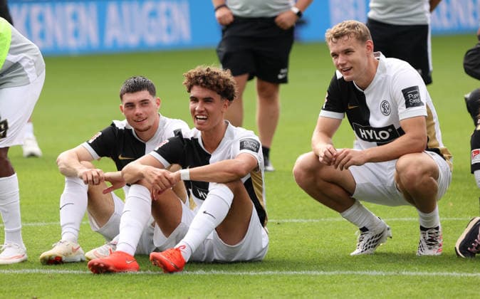 29.08.2026, Fussball, Herren, 1. Bundesliga, Saison 2026 2027, SV 07 Elversberg - Bayer 04 Leverkusen, Felix Keidel (SV 07 Elversberg), Noah Darvich (SV 07 Elversberg), Lasse Günther (SV 07 Elversberg) Elversberg Ursapharm-Arena an der Kaiserlinde Saarland Deutschland *** August 29, 2026, Soccer, Men s, Bundesliga 1, 2026–2027 Season, SV 07 Elversberg vs. Bayer 04 Leverkusen, Felix Keidel (SV 07 Elversberg), Noah Darvich (SV 07 Elversberg), Lasse Günther (SV 07 Elversberg), Ursapharm Arena an der Kaiserlinde, Elversberg, Saarland, Germany Copyright: xSebastianxBachx