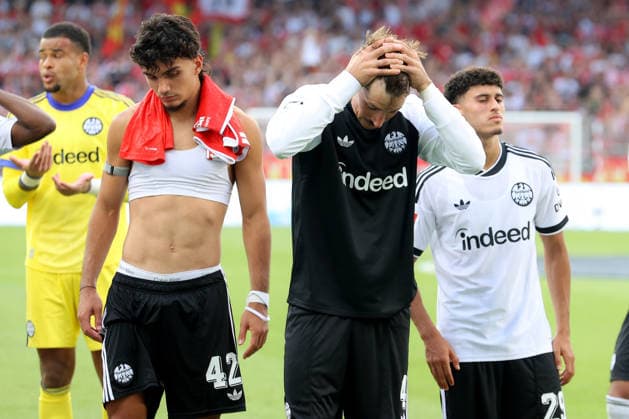 29.08.2026, xtgx, Fussball 1.Bundesliga, Union Berlin - Eintracht Frankfurt v.l. Can Uzun (Eintracht Frankfurt) Robin Koch (Eintracht Frankfurt) Enttäuscht, traurig, frustriert, ratlos, Berlin *** August 29, 2026, xtgx, Soccer, Bundesliga 1, Union Berlin vs. Eintracht Frankfurt, Can Uzun (Eintracht Frankfurt), Robin Koch (Eintracht Frankfurt), Disappointed, sad, frustrated, at a loss, Berlin