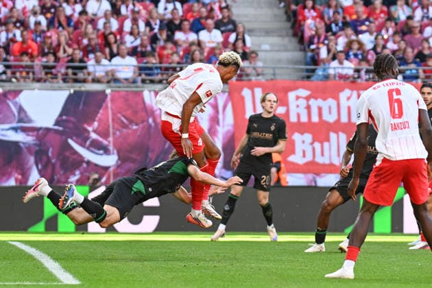 Fußball I Herren I Saison 2026-2027 I Bundesliga I 1. Spieltag I RB Leipzig - Borussia Mönchengladbach I 29.08.2026 Der verhängnisvolle Zusammenprall von Daiki Hashioka (14, Borussia Mönchengladbach) und Antonio Nusa (7, RB Leipzig) Leipzig Red Bull Arena Sachsen Deutschland *** Soccer I Men s I 2026–2027 Season I Bundesliga I Matchday 1 I RB Leipzig vs. Borussia Mönchengladbach I August 29, 2026 The fateful collision involving Daiki Hashioka 14, Borussia Mönchengladbach and Antonio Nusa (No. 7), RB Leipzig, Red Bull Arena, Leipzig, Saxony, Germany Copyright: xLobeca InesxHähnelx