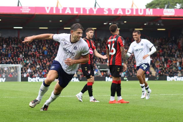 Bournemouth gegen Everton, 29. August 2026, Premier League, Fußball: Bournemouth gegen Everton – James Tarkowski von Everton jubelt nach seinem Ausgleichstreffer. Foto: Mark Leech, Bournemouth, Großbritannien  Copyright: xMarkxLeechxOffside