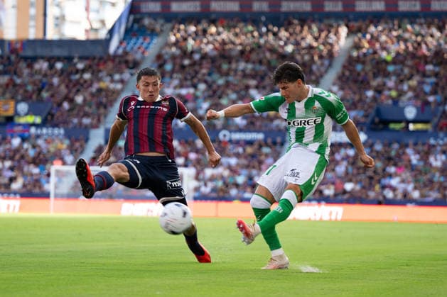 ESP LaLiga EA Sports UD Levante vs. Real Betis: Thiago Fernandez of Levante and Fran Garcia of Real Betis during the LaLiga EA Sports match between UD Levante and Real Betis, played at Ciudad de Valencia Stadium in Valencia on August 29, 2026, in Valencia, Spain. Soccer Copyright: xAgenciaxLOFx