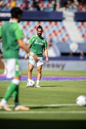 ESP LaLiga EA Sports UD Levante vs. Real Betis Francisco Roman Alarcon Isco of Real Betis warms up during the LaLiga EA Sports match between UD Levante and Real Betis, played at the Ciudad de Valencia Stadium in Valencia on August 29, 2026, in Valencia, Spain. Soccer Copyright: xAgenciaxLOFx