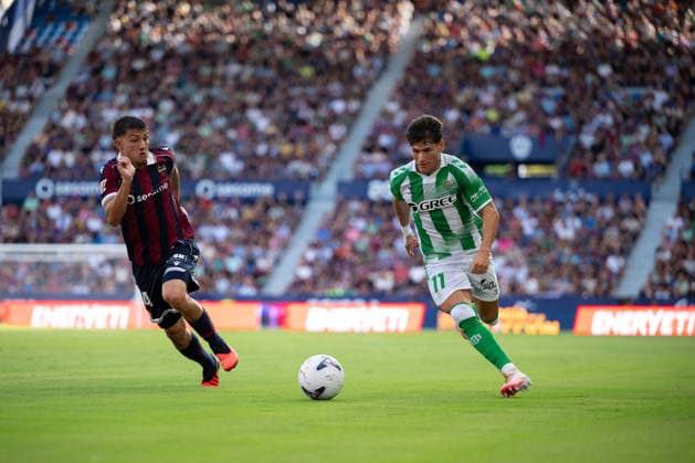 ESP: LaLiga EA Sports UD Levante v Real Betis Thiago Fernandez of Levante and Fran Garcia of Real Betis during LaLiga EA Sports, between UD Levante v Real Betis played at Ciudad de Valencia Stadium in Valencia on August 29, 2026 in Spain; Valencia Spain Futbol *** ESP LaLiga EA Sports UD Levante vs. Real Betis: Thiago Fernandez of Levante and Fran Garcia of Real Betis during the LaLiga EA Sports match between UD Levante and Real Betis, played at Ciudad de Valencia Stadium in Valencia on August 29, 2026, in Valencia, Spain. Soccer Copyright: xAgenciaxLOFx