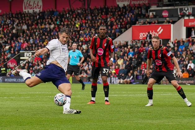 AFC Bournemouth v Everton, Premier League Everton defender James Tarkowski (6) scores a GOAL 1-1 during the AFC Bournemouth v Everton Premier League match at Vitality Stadium, Bournemouth, England on 29 August 2026 Credit: Robbie Hoad Every Second Media Editorial use only. All images are copyright Every Second Media Limited. No images may be reproduced without prior permission. All rights reserved. Premier League and Football League images are subject to licensing agreements with Football DataCo Limited. see https: www.football-dataco.com Copyright: xIMAGO EveryxSecondxMediax ESM-2122-0045 RobbiexHoadx xEveryxSecondxMediax