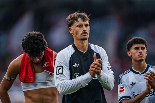 Deutschland: Bundesliga 2026 - 2027, 1. Spieltag - 1. FC Union Berlin vs Eintracht Frankfurt - Stadion An der Alten Försterei (Berlin): Robin Koch (Eintracht Frankfurt, 4) Abpfiff, Jubel, Freude, Emotionen, nach dem Spiel *** Germany Bundesliga 2026–2027, Matchday 1: 1. FC Union Berlin vs. Eintracht Frankfurt, An der Alten Försterei Stadium, Berlin; Robin Koch (Eintracht Frankfurt); 4: Final whistle; Cheers; Joy; Emotions; After the game Copyright: xTomxLauruschkatx