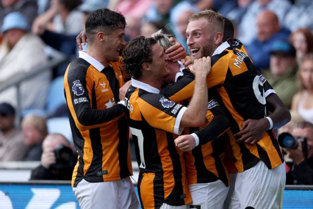 Coventry City v Hull City - Premier League 2026 27 Regan Slater, Liam Millar and Oliver McBurnie of Hull City celebrate 1st goal during the Premier League 2026 27 match between Coventry City and Hull City at The Coventry Building Society Arena on August 29, 2026 in Coventry, England. WARNING! This Photograph May Only Be Used For Newspaper And Or Magazine Editorial Purposes. May Not Be Used For Publications Involving 1 player, 1 Club Or 1 Competition Without Written Authorisation From Football DataCo Ltd. For Any Queries, Please Contact Football DataCo Ltd on +44 (0) 207 864 9121 Coventry The Coventry Building Society Arena England United Kingdom Copyright: xAllstarxPicturexLibraryxLtdx