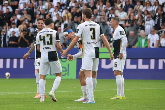29.08.2026, Fussball, Herren, 1. Bundesliga, Saison 2026 2027, SV 07 Elversberg - Bayer 04 Leverkusen, Die Mannschaft (SV 07 Elversberg) bejubelt den Sieg, Felix Keidel (SV 07 Elversberg), Luca Schnellbacher (SV 07 Elversberg), Florian Le Joncour (SV 07 Elversberg), Luca Sirch (SV 07 Elversberg) Elversberg Ursapharm-Arena an der Kaiserlinde Saarland Deutschland (DEU) *** August 29, 2026, Soccer, Men s, Bundesliga 1, 2026–2027 Season, SV 07 Elversberg vs. Bayer 04 Leverkusen, The SV 07 Elversberg team celebrates the victory, Felix Keidel (SV 07 Elversberg), Luca Schnellbacher (SV 07 Elversberg), Florian Le Joncour (SV 07 Elversberg), Luca Sirch (SV 07 Elversberg), Elversberg Ursapharm Arena at the Kaiserlinde, Saarland, Germany, DEU Copyright: xSebastianxBachx