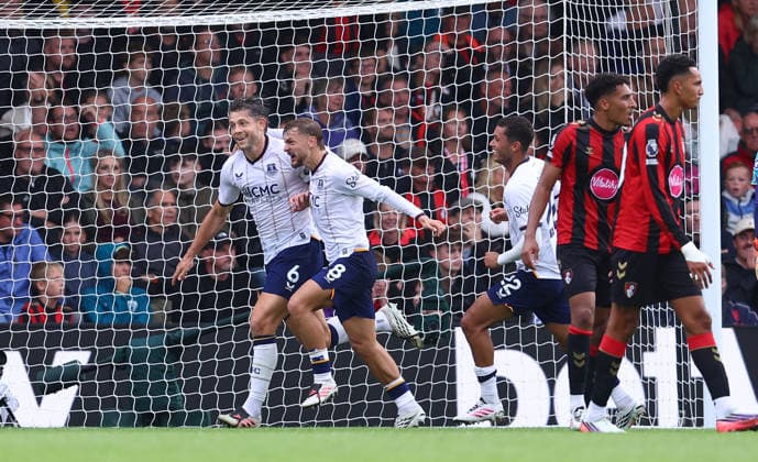 Bournemouth, England, 29th August 2026. James Tarkowski (L) of Everton celebrates after scoring to make it 1-1 during the AFC Bournemouth vs Everton Premier League match at the Vitality Stadium, Bournemouth. Picture credit should read: Paul Terry Sportimage EDITORIAL USE ONLY. No use with unauthorised audio, video, data, fixture lists, club league logos or live services. Online in-match use limited to 120 images, no video emulation. No use in betting, games or single club league player publications. SPI_044_PT_Bournemouth_Everton SPI-4940-0044