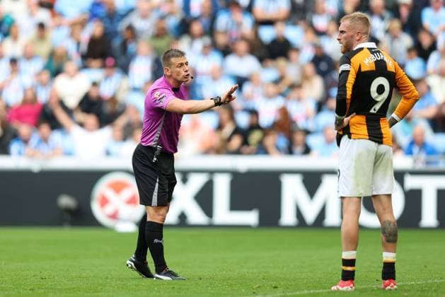 Referee Josh Smith speaks to Oliver McBurnie of Hull City Coventry City v Hull City, Premier League Football, Football, Coventry Building Society Arena, Coventry, UK - 29 Aug 2026Coventry Coventry Building Society Arena United Kingdom EDITORIAL USE ONLY No use with unauthorised audio, video, data, fixture lists, club league logos or live services. Online in-match use limited to 120 images, no video emulation. No use in betting, games or single club league player publications. Copyright: xAndrewxFosker Shutterstockx 17119018el