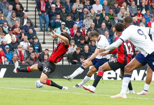 James Tarkowski shoots to score the equalising goal for Everton in injury time AFC Bournemouth v Everton, Premier League Football, Football, Vitality Stadium, Bournemouth, UK - 29 Aug 2026Bournemouth Vitality Stadium United Kingdom EDITORIAL USE ONLY No use with unauthorised audio, video, data, fixture lists, club league logos or live services. Online in-match use limited to 120 images, no video emulation. No use in betting, games or single club league player publications. Copyright: xMattxImpey Shutterstockx 17119015ba