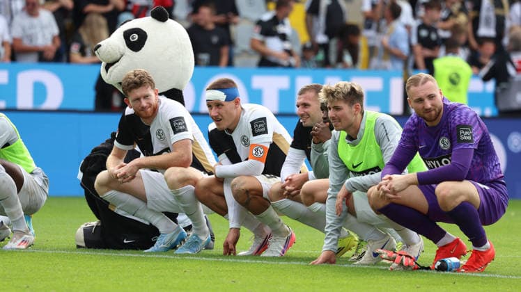 29.08.2026, xrekx, Fussball 1.Bundesliga, SV Elversberg - Bayer 04 Leverkusen v.l. SV Elversberg Mannschaft, Spieler, jubeln nach Spielende, Team, Player, celebrate at the end of the match Florian Le Joncour (SV 07 Elversberg) Lukas Pinckert (SV 07 Elversberg) Luca Sirch (SV 07 Elversberg) Maximilian Rohr (SV 07 Elversberg) Nicolas Kristof (SV 07 Elversberg) (DFL DFB REGULATIONS PROHIBIT ANY USE OF PHOTOGRAPHS as IMAGE SEQUENCES and or QUASI-VIDEO) Elversberg *** August 29, 2026, xrekx, Soccer, Bundesliga 1, SV Elversberg vs. Bayer 04 Leverkusen – SV Elversberg team, players celebrating after the game, team, players, celebrate at the end of the match Florian Le Joncour SV 07 Elversberg Lukas Pinckert SV 07 Elversberg Luca Sirch SV 07 Elversberg Maximilian Rohr SV 07 Elversberg Nicolas Kristof SV 07 Elversberg DFL DFB REGULATIONS PROHIBIT ANY USE OF PHOTOGRAPHS as IMAGE SEQUENCES and or QUASI-VIDEO Elversberg