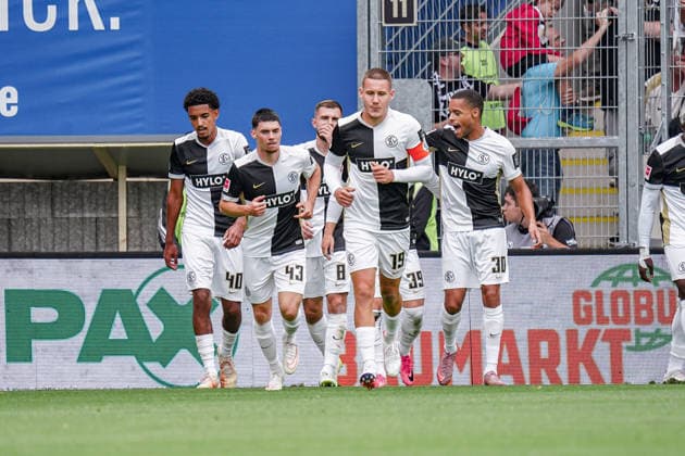 Deutschland: Fussball Saison 2026 2027 , Bundesliga , 1. Spieltag , SV Elversberg vs. Bayer 04 Leverkusen - URSAPHARM-Arena (Spiesen-Elversberg) : Mannschaft jubelt zum 2:0, Tor, Torjubel, Jubel, Freude, Emotionen Spiesen-Elversberg USRSAPHARM-Arena Deutschland Germany *** Germany Soccer Season 2026–2027, Bundesliga, Matchday 1, SV Elversberg vs. Bayer 04 Leverkusen, URSAPHARM Arena, Spiesen-Elversberg. The team celebrates a 2-0 lead; goal, goal celebration, cheering, joy, emotions. Spiesen-Elversberg, URSAPHARM Arena, Germany Copyright: xBennetxLongx