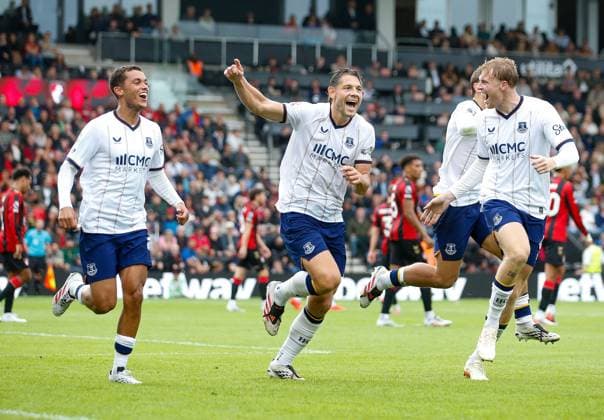 James Tarkowski (centre) of Everton celebrates scoring the equalising goal with teammates Kiernan Dewsbury-Hall and Brennan Johnson AFC Bournemouth v Everton, Premier League Football, Football, Vitality Stadium, Bournemouth, UK - 29 Aug 2026Bournemouth Vitality Stadium United Kingdom EDITORIAL USE ONLY No use with unauthorised audio, video, data, fixture lists, club league logos or live services. Online in-match use limited to 120 images, no video emulation. No use in betting, games or single club league player publications. Copyright: xMattxImpey Shutterstockx 17119015bf