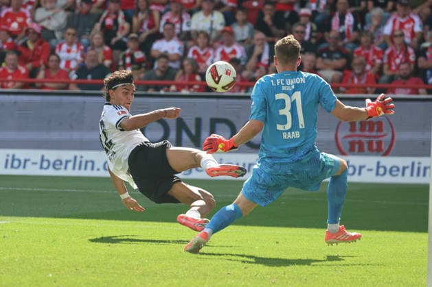 BERLIN, DEUTSCHLAND - AUGUST 29: Can Yilmaz Uzun (Eintracht Frankfurt, 42) shoots at the goal against Torwart Goal Keeper Matheo Raab (Union Berlin, 31), during the match in the German Bundesliga: Union Berlin - Eintracht Frankfurt at Stadion An der Alten Foersterei on matchday 32 on August 29, 2026 in Berlin, Deutschland. DFB regulations prohibit any use of photographs as image sequences and or quasi video. Berlin Deutschland Copyright: xO.Frankex
