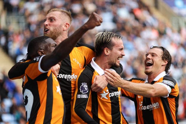 Coventry City gegen Hull City, 29. August 2026, Coventry, Premier League, Fußball: Coventry City gegen Hull City – Liam Millar von Hull City feiert das erste Tor zusammen mit Lucas Gourna Douath von Hull City, Ollie McBurnie von Hull City und Regan Slater. Foto: Jacques Feeney, Offside, Coventry, Großbritannien  Copyright: xJacquesxFeeneyx xOffsidexOffside