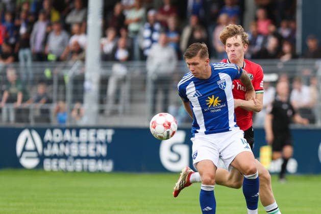 August 29, 2026, Soccer, Men s, Regionalliga Nord, Matchday 6, BSV Kickers Emden vs. Hannover 96 II, Luc Ihorst (blue, 14) of BSV Kickers Emden battles for the ball with Joschua Caspar Siewert (21) of Hannover 96 II