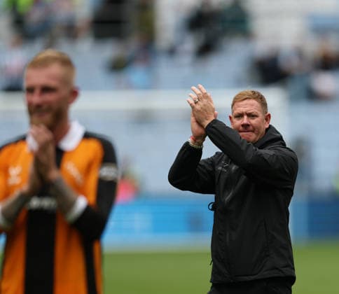 Coventry City v Hull City Premier League Hull assistant Manager Dean Holden thanks the fans after the game during the Premier League match at the Coventry Building Society Arena, Coventry 29 08 2026 UK Newspapers OUT Copyright: xAndyxSumnerx FIL-23836-0217