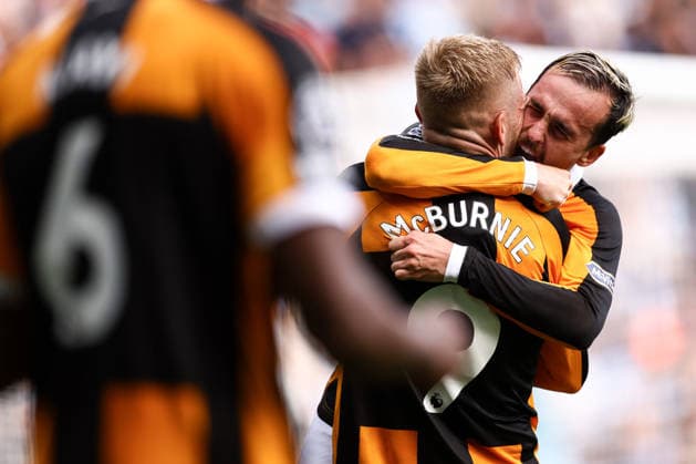 Coventry City gegen Hull City, 29. August 2026, Coventry, Premier League, Fußball: Coventry City gegen Hull City – Liam Millar von Hull City feiert das erste Tor gemeinsam mit Ollie McBurnie von Hull City. Foto: Jacques Feeney, Offside, Coventry, Großbritannien  Copyright: xJacquesxFeeneyx xOffsidexOffside