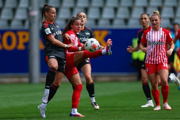 29. August 2026, Fussball, Google Pixel Frauen-Bundesliga, SC Freiburg - 1. FC Union Berlin Anna Weiß (21, 1. FC Union Berlin, li) im Zweikampf mit Selina Vobian (10, SC Freiburg) Photo: Urs Ottiger *** August 29, 2026, Soccer, Google Pixel Women s Bundesliga, SC Freiburg 1 vs. FC Union Berlin: Anna Weiß (21), FC Union Berlin, left, in a tackle with Selina Vobian (10), SC Freiburg. Photo by Urs Ottiger