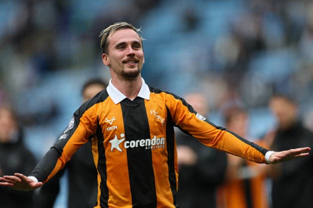 Coventry City v Hull City Premier League Liam Millar of Hull City thanks the fans after the game during the Premier League match at the Coventry Building Society Arena, Coventry 29 08 2026 UK Newspapers OUT Copyright: xAndyxSumnerx FIL-23836-0232