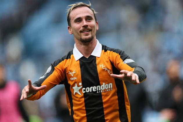 Coventry City v Hull City Premier League Liam Millar of Hull City thanks the fans after the game during the Premier League match at the Coventry Building Society Arena, Coventry 29 08 2026 UK Newspapers OUT Copyright: xAndyxSumnerx FIL-23836-0233