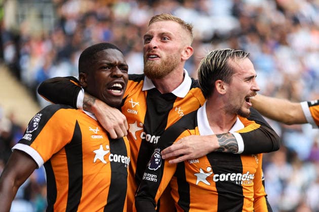 Coventry City gegen Hull City, 29. August 2026, Coventry, Premier League, Fußball: Coventry City gegen Hull City. Liam Millar von Hull City feiert das erste Tor gemeinsam mit Lucas Gourna Douath und Ollie McBurnie von Hull City. Foto: Jacques Feeney, Offside, Coventry, Großbritannien  Copyright: xJacquesxFeeneyx xOffsidexOffside