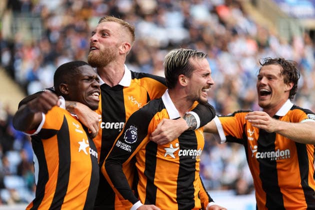 Coventry City gegen Hull City, 29. August 2026, Coventry, Premier League, Fußball: Coventry City gegen Hull City – Liam Millar von Hull City feiert das erste Tor zusammen mit Lucas Gourna Douath von Hull City, Ollie McBurnie von Hull City und Regan Slater. Foto: Jacques Feeney, Offside, Coventry, Großbritannien  Copyright: xJacquesxFeeneyx xOffsidexOffside