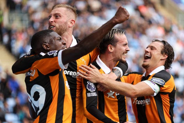 Coventry City gegen Hull City, 29. August 2026, Coventry, Premier League, Fußball: Coventry City gegen Hull City – Liam Millar von Hull City feiert das erste Tor zusammen mit Lucas Gourna Douath von Hull City, Ollie McBurnie von Hull City und Regan Slater. Foto: Jacques Feeney, Offside, Coventry, Großbritannien  Copyright: xJacquesxFeeneyx xOffsidexOffside