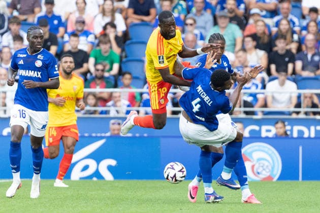Genesis Antwi (Strasbourg) Jeyland Mitchell (Strasbourg) Abdallah Sima (Lens) seen during Ligue 1 26 27 game between teams of RSC Strasbourg and RC Lens at Stade de la Meinau (Benjamin Faes Ball Raw Images) Strasbourg Stade de la Meinau France Copyright: xBenjaminxFaesx 0W4A1023