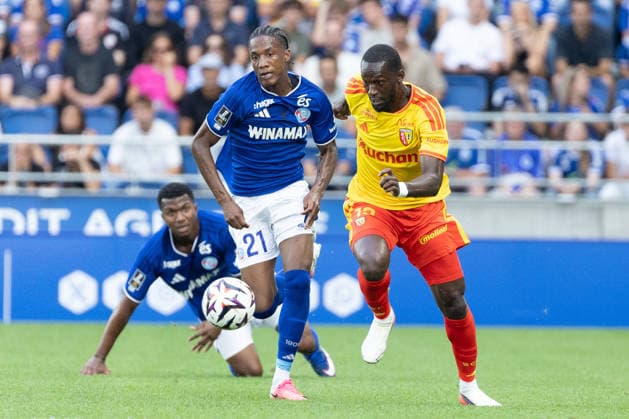 Pape Demba Diop (Strasbourg) Abdallah Sima (Lens) seen during Ligue 1 26 27 game between teams of RSC Strasbourg and RC Lens at Stade de la Meinau (Benjamin Faes Ball Raw Images) Strasbourg Stade de la Meinau France Copyright: xBenjaminxFaesx 0W4A1068