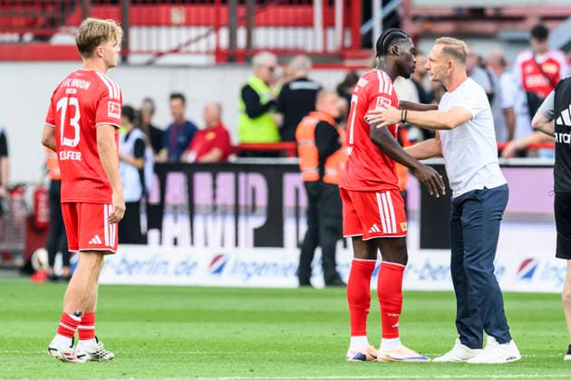 im Bild v.l.: Andras Schaefer (Union Berlin, 13), Derrick Köhn, Mauro Lustrinelli (Union Berlin, Trainer), GER, Berlin, Fussball, 1. FC Union Berlin vs Eintracht Frankfurt, in der Alten Försterei, 29.08.2026, DFB DFL REGULATIONS PROHIBIT ANY USE OF PHOTOGRAPHS AS IMAGE SEQUENCES AND OR QUASI-VIDEO, *** In the photo, from left: Andras Schaefer (Union Berlin), 13, Derrick Köhn, Mauro Lustrinelli (Union Berlin), Coach, GER, Berlin, Soccer, 1. FC Union Berlin vs. Eintracht Frankfurt, at the Alte Försterei, August 29, 2026, DFB and DFL regulations prohibit any use of photographs as image sequences and or quasi-video, Copyright: HMBxMedia UwexKoch