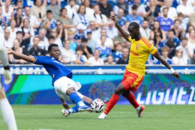 Jeyland Mitchell (Strasbourg) Abdallah Sima (Lens) seen during Ligue 1 26 27 game between teams of RSC Strasbourg and RC Lens at Stade de la Meinau (Benjamin Faes Ball Raw Images) Strasbourg Stade de la Meinau France Copyright: xBenjaminxFaesx 0W4A2263