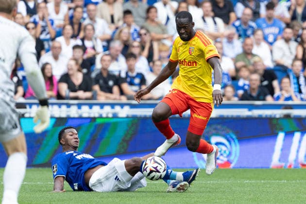 Jeyland Mitchell (Strasbourg) Abdallah Sima (Lens) seen during Ligue 1 26 27 game between teams of RSC Strasbourg and RC Lens at Stade de la Meinau (Benjamin Faes Ball Raw Images) Strasbourg Stade de la Meinau France Copyright: xBenjaminxFaesx 0W4A2269