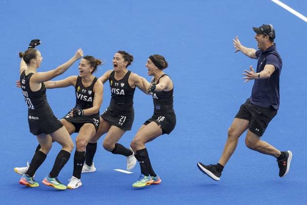 AMSTELVEEN - (lr) Sofia Cairo of Argentina celebrates with =dg32=, Victoria Granatto of Argentina and Victoria Sauze of Argentina scoring the winning shootout in the Hockey World Cup final between the Netherlands and Argentina at the Wagener Stadium. BAS CZERWINSKI ANP xVIxANPxSportx xxANPxIVx 566518302 originalFilename: 566518302.jpg