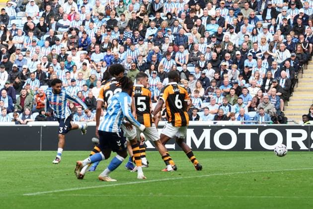 Jay Dasilva of Coventry City heads a shot at goal Coventry City v Hull City, Premier League Football, Football, Coventry Building Society Arena, Coventry, UK - 29 Aug 2026Coventry Coventry Building Society Arena United Kingdom EDITORIAL USE ONLY No use with unauthorised audio, video, data, fixture lists, club league logos or live services. Online in-match use limited to 120 images, no video emulation. No use in betting, games or single club league player publications. Copyright: xAndrewxFosker Shutterstockx 17119018et