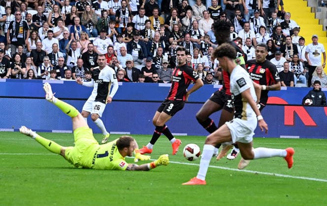 Fussball - Bundesliga - Saison 2026 27 29.08.2025 Ursapharm-Arena SV Elversberg (elv) - Bayer Leverkusen 3:2 Torwart Mark FLEKKEN (Bayer Leverkusen) in Aktion Fussball - Bundesliga - SV Elversberg *** German Bundesliga, 2026-27 Season, August 29, 2025, Ursapharm Arena: SV Elversberg vs. Bayer Leverkusen 3-2. Goalkeeper Mark FLEKKEN of Bayer Leverkusen in action. German Bundesliga: SV Elversberg