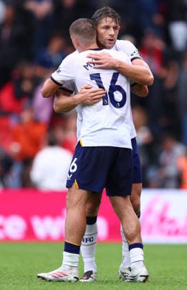 Bournemouth, England, 29th August 2026. James Tarkowski of Everton celebrates with Vitaliy Mykolenko of Everton after the AFC Bournemouth vs Everton Premier League match at the Vitality Stadium, Bournemouth. Picture credit should read: Paul Terry Sportimage EDITORIAL USE ONLY. No use with unauthorised audio, video, data, fixture lists, club league logos or live services. Online in-match use limited to 120 images, no video emulation. No use in betting, games or single club league player publications. SPI_052_PT_Bournemouth_Everton SPI-4940-0052