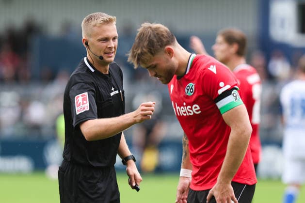 August 29, 2026, Soccer, Men s, Regionalliga Nord, Matchday 6, BSV Kickers Emden vs. Hannover 96 II; Referee Florian Lisiak talking with Manuel Braun 2 of Hannover 96 II