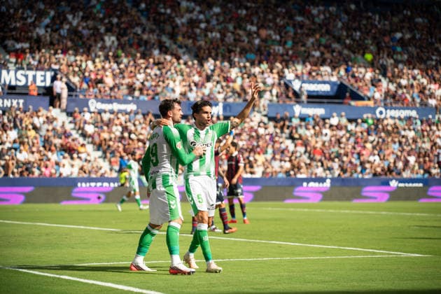 August 29, 2026, Valencia, Alicante, Spain: VALENCIA, SPAIN - AUGUST 29: 19 TROY PARROTT and 5 MARC BARTRA celebrate a non goal during the match between Levante UD and Real Betis, from LaLiga EASports, matchweek 3, disputed at the Ciutat de Valencia, Valencia Soccer 2026: Levante UD Vs Real Betis  - ZUMAc290 20260829_zsp_c290_009 Copyright: xJordixCantox