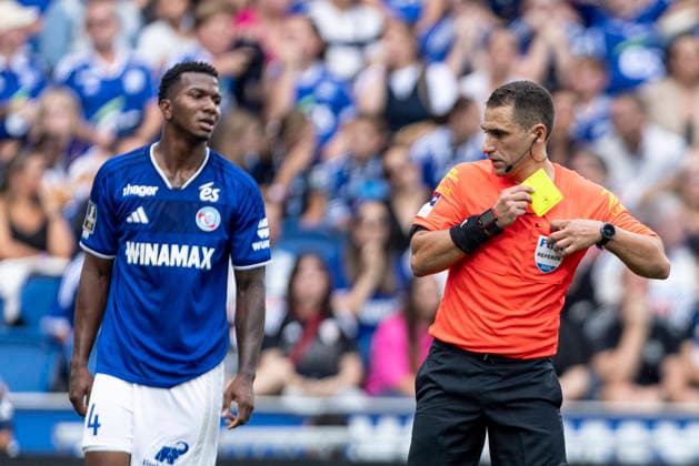 FOOTBALL : Racing Strasbourg vs RC Lens - Ligue 1 J2 Stade de la Meinau - 29 08 2026 Jeyland Mitchell 4 (Racing Strasbourg) recoit un carton jaune  Copyright: xx